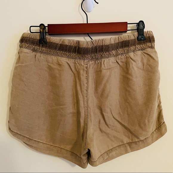 Cloth & Stone Khaki Shorts Size S - Picture 2 of 3